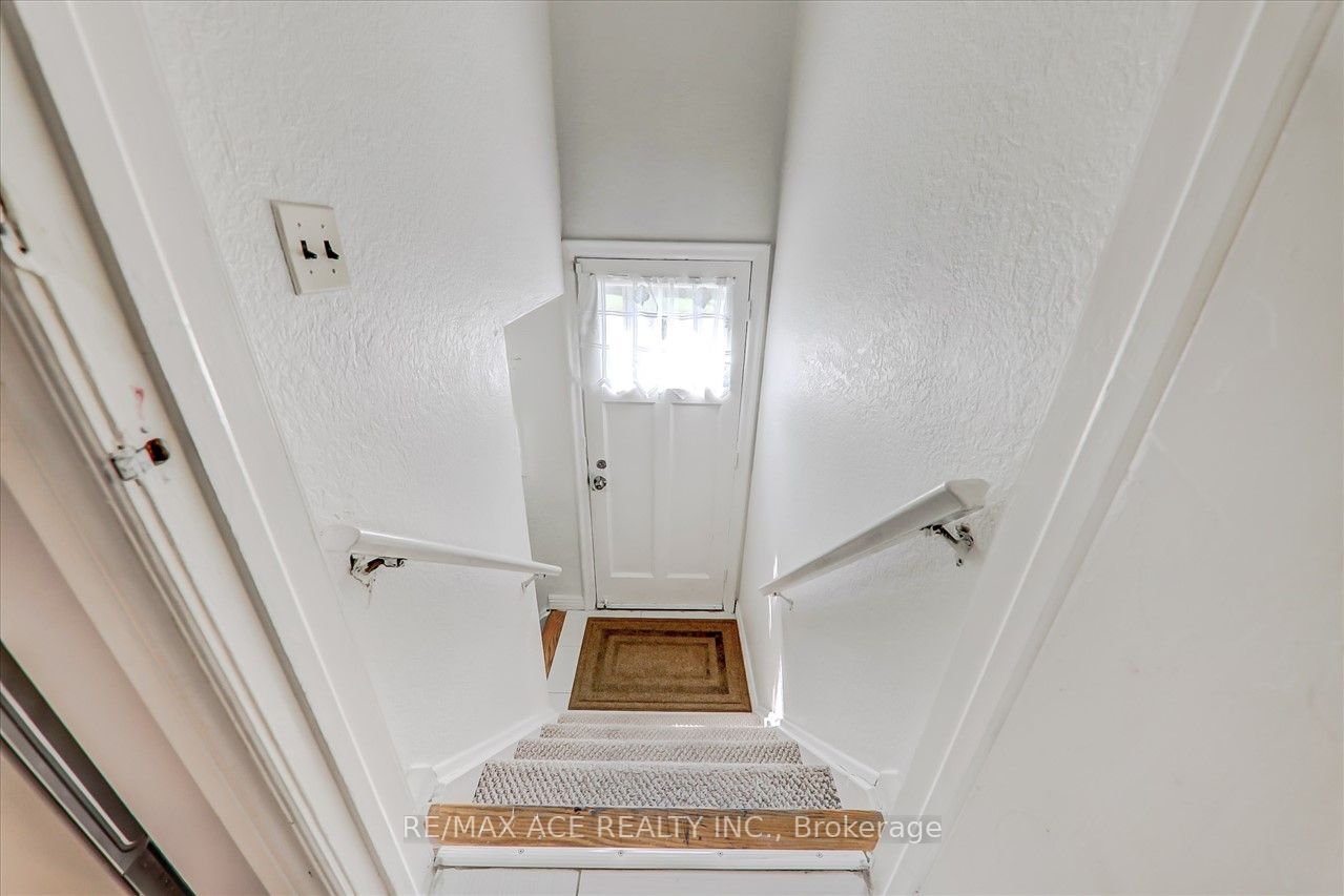 1366 Warden Ave