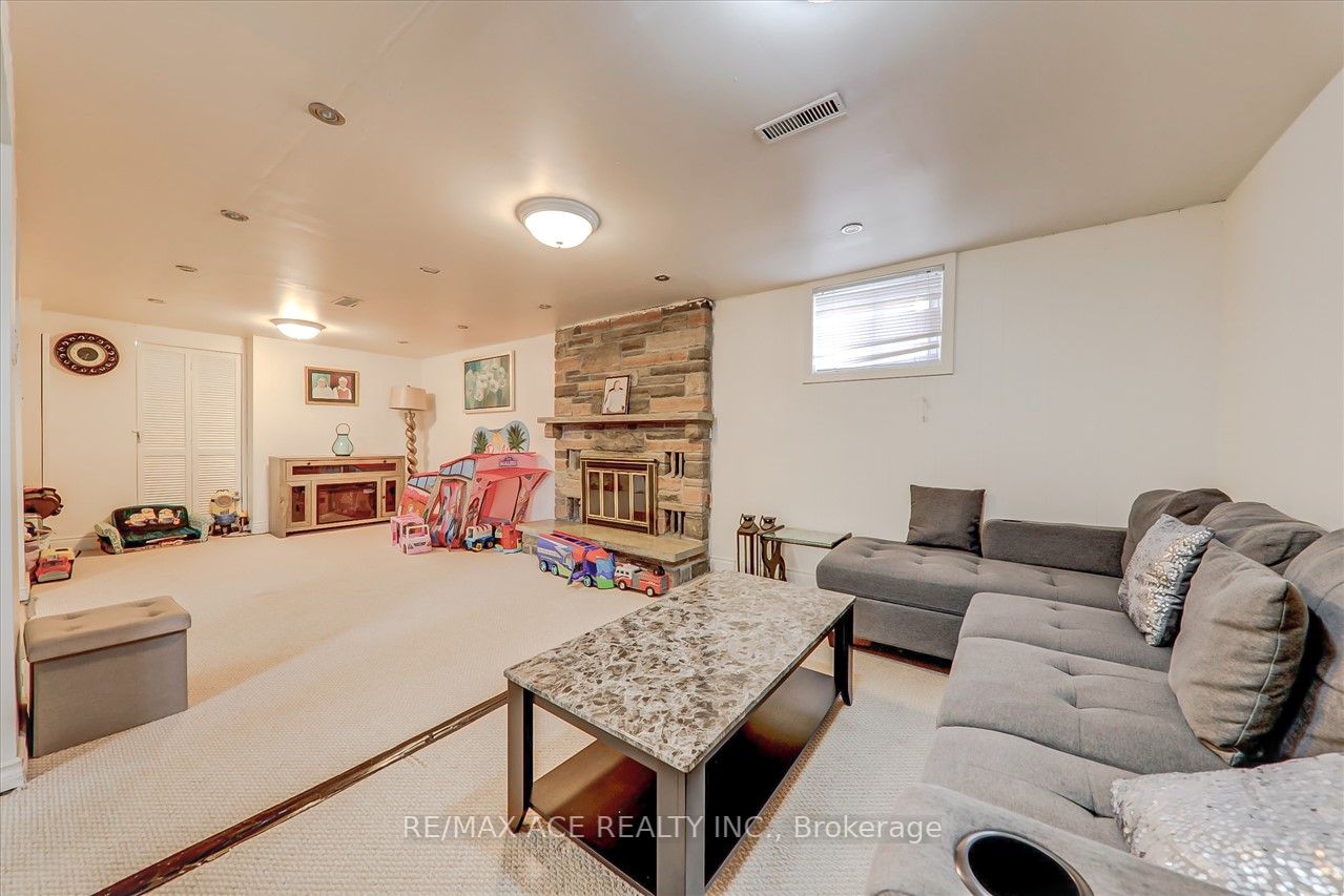 1366 Warden Ave