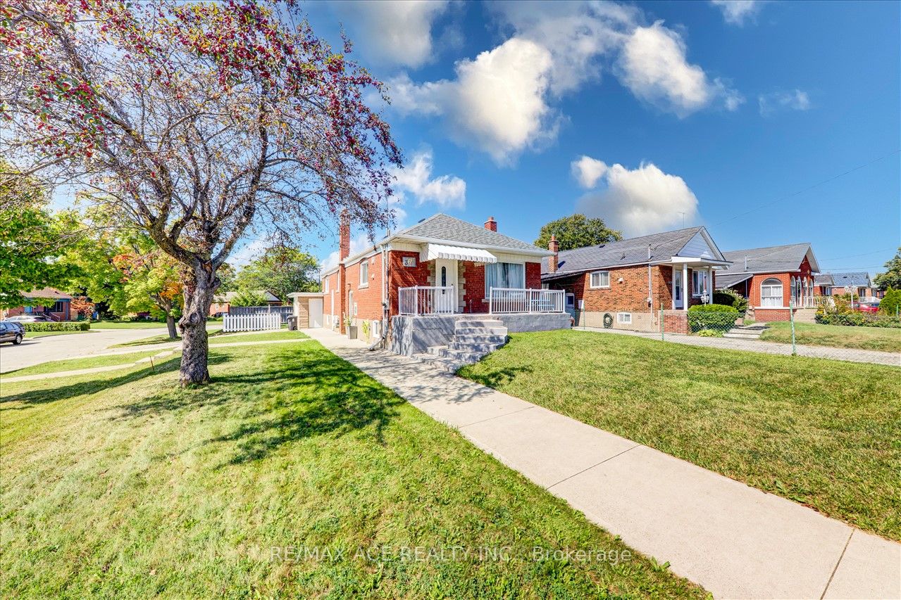 1366 Warden Ave