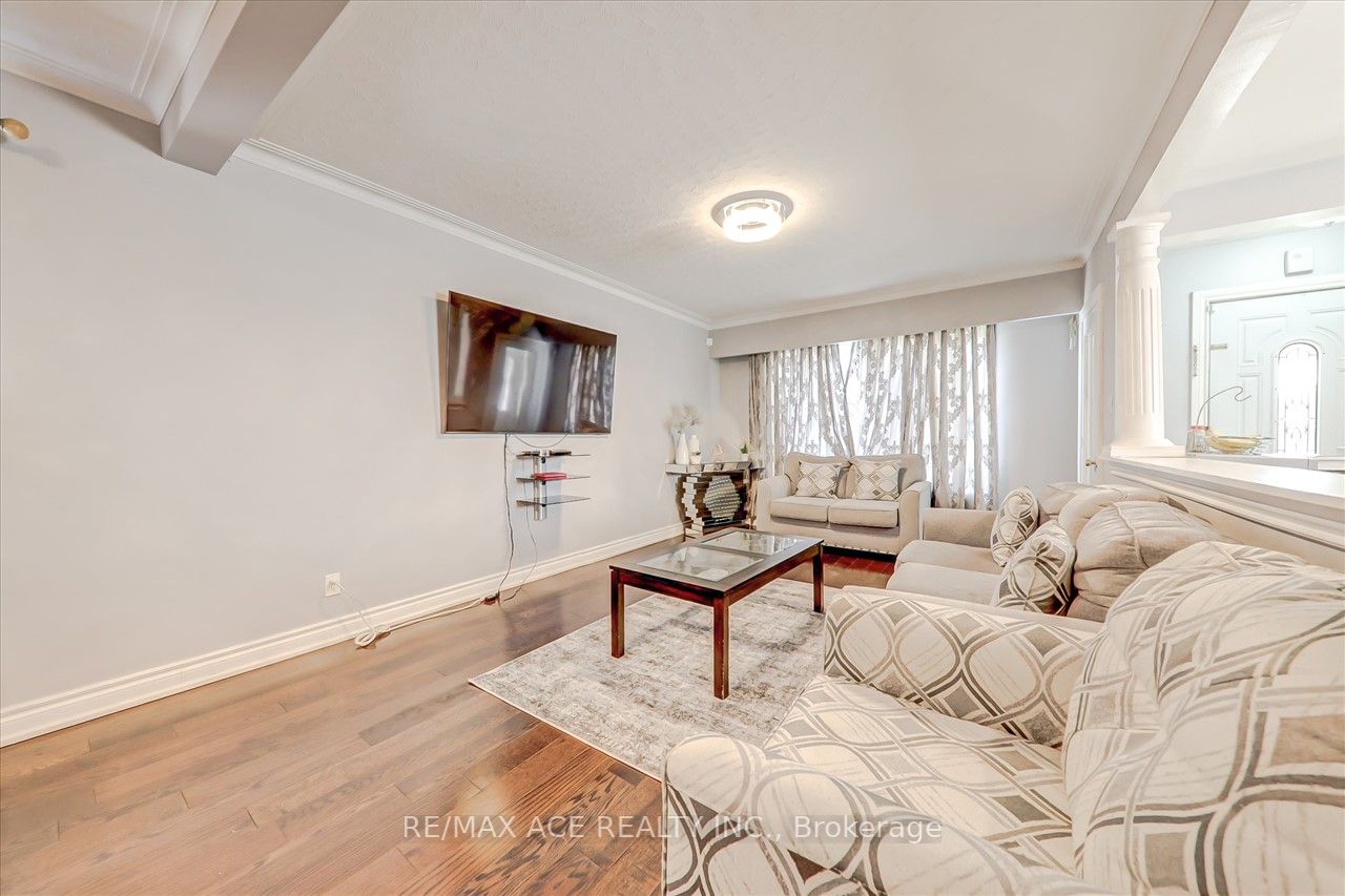 1366 Warden Ave