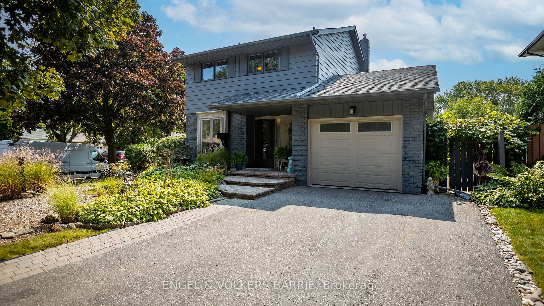 460 Paddington Cres