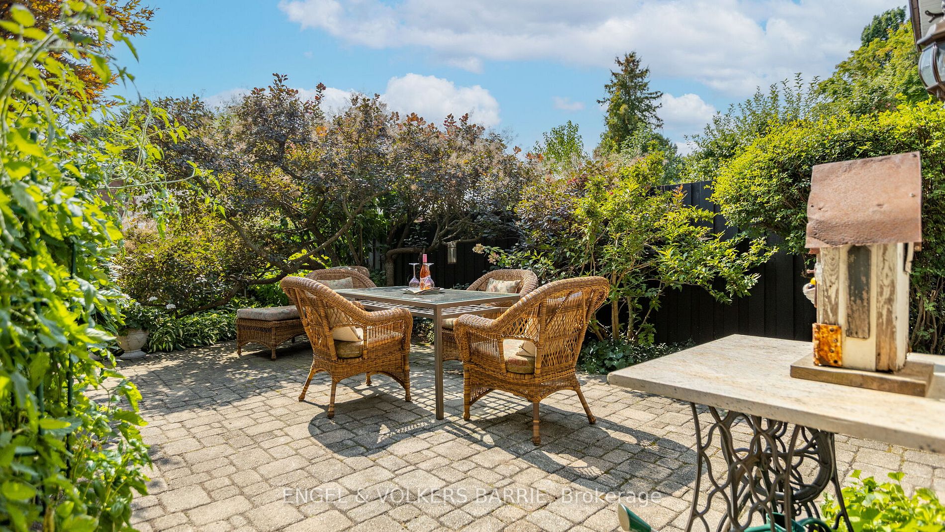 460 Paddington Cres