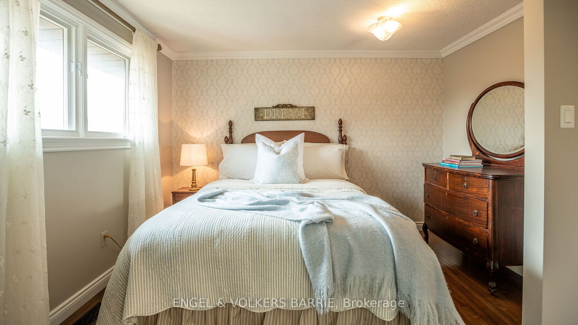 460 Paddington Cres