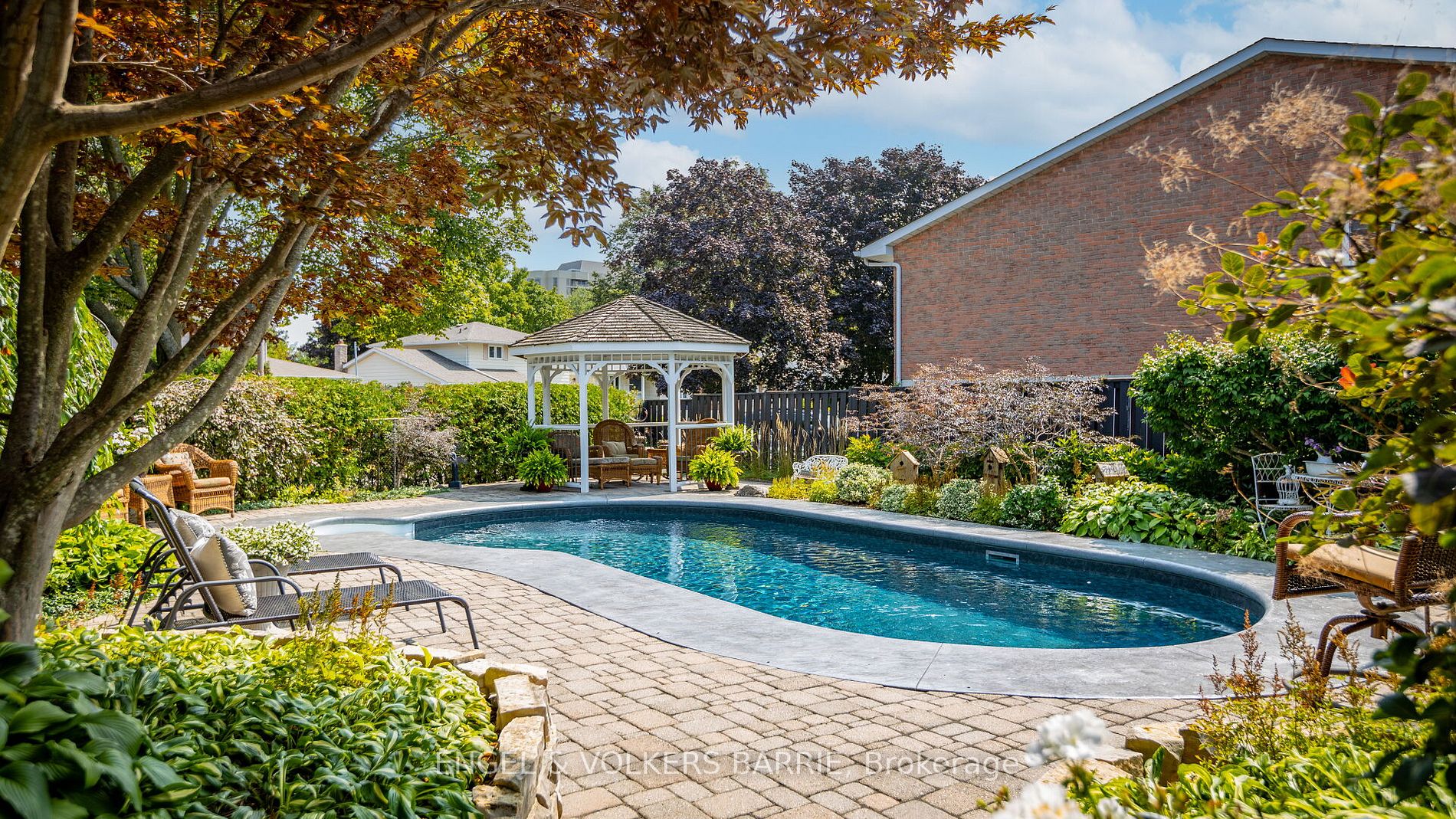 460 Paddington Cres