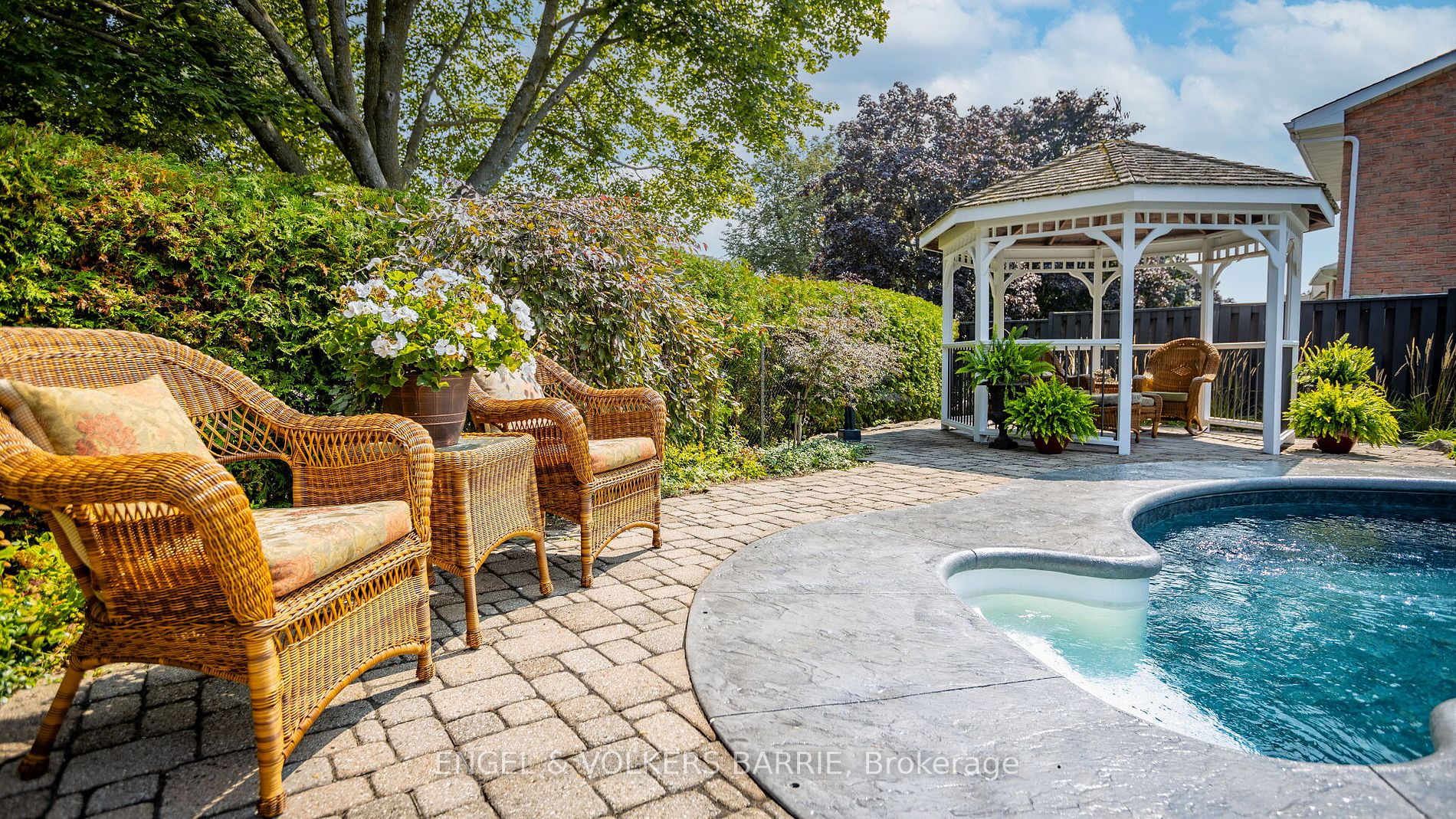 460 Paddington Cres