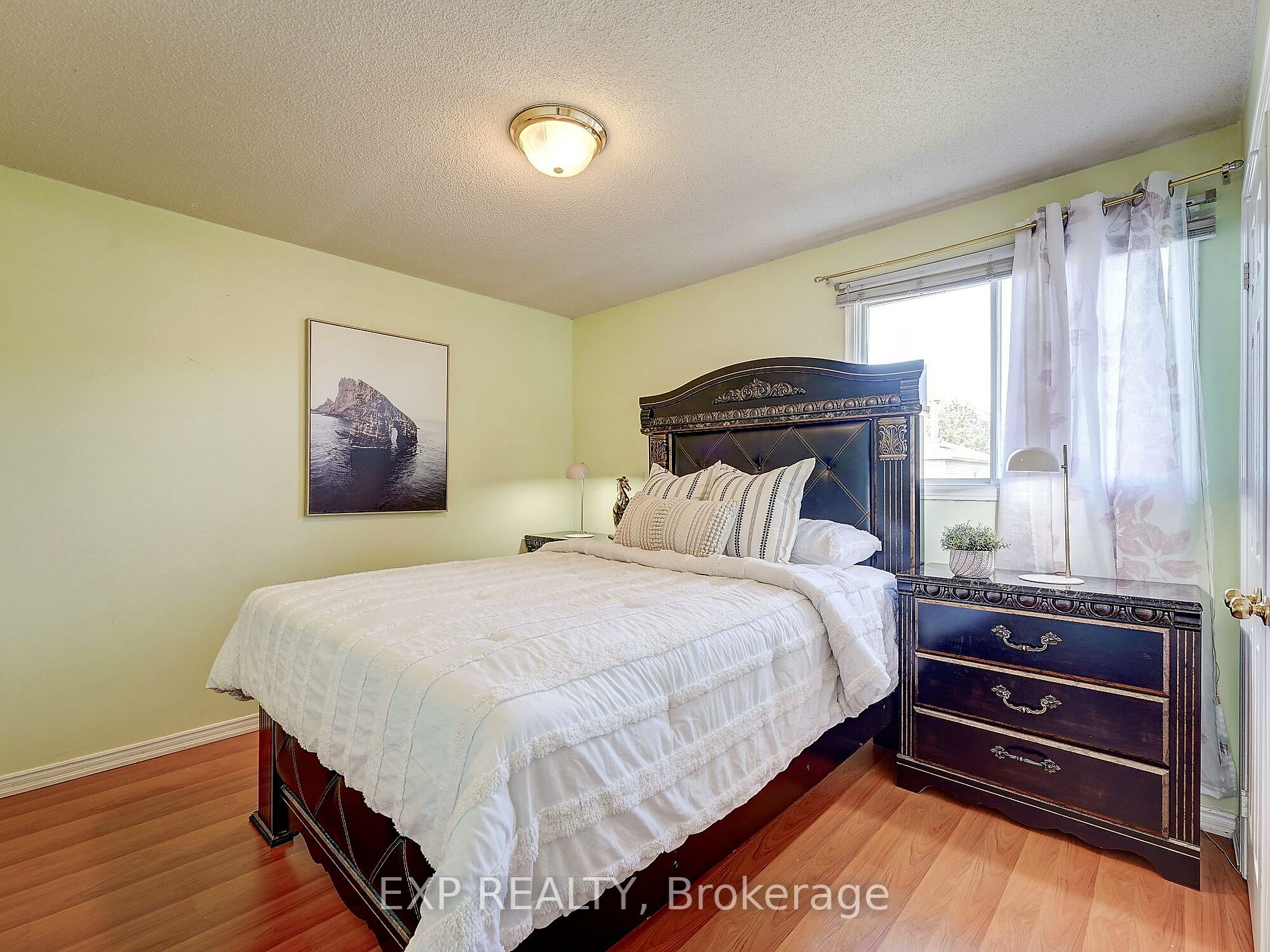 1564 Somergrove Cres