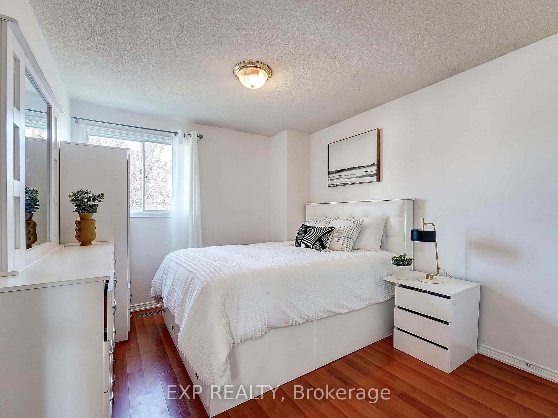 1564 Somergrove Cres