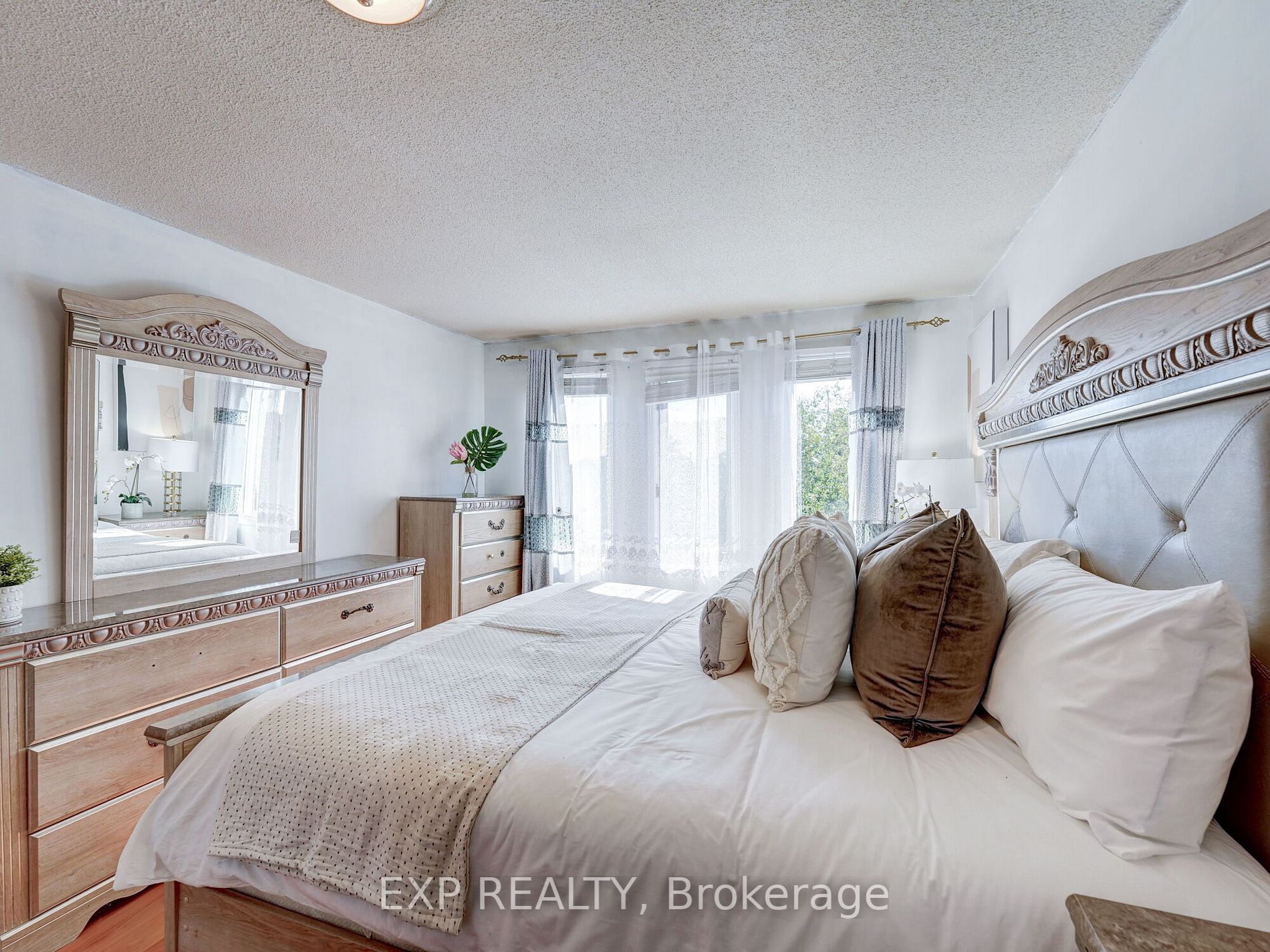 1564 Somergrove Cres