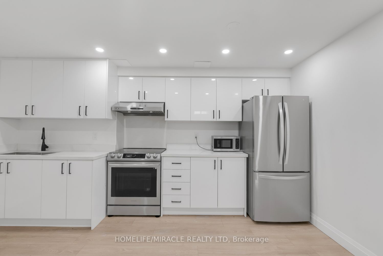 1657 Erindale Cres