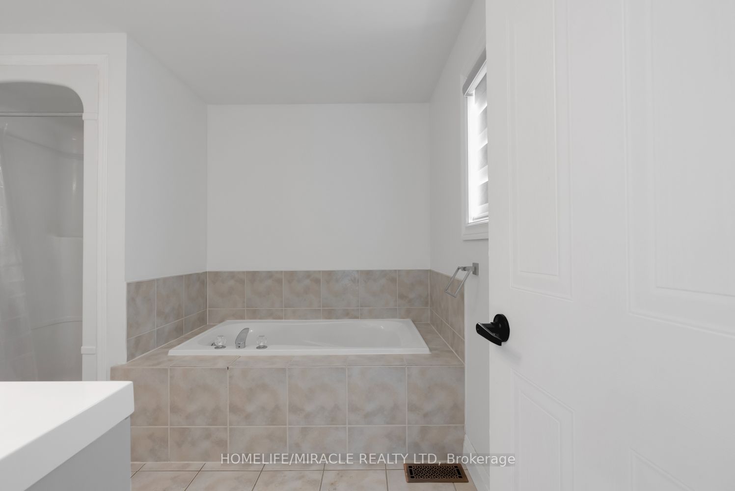 1657 Erindale Cres
