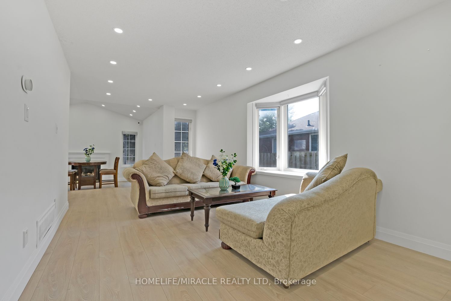1657 Erindale Cres