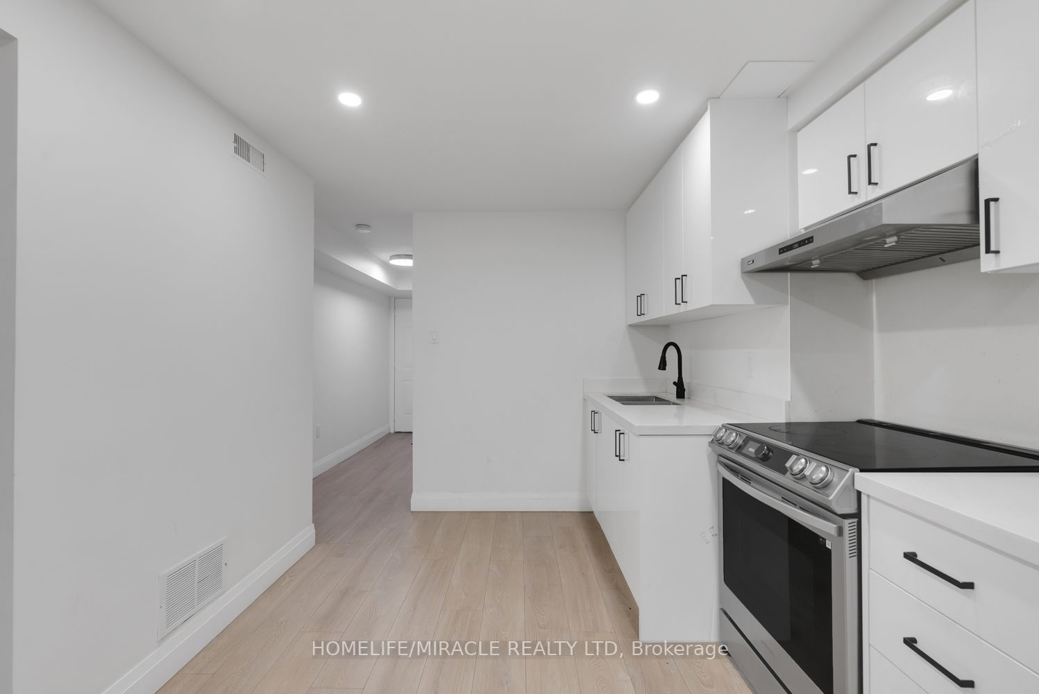 1657 Erindale Cres