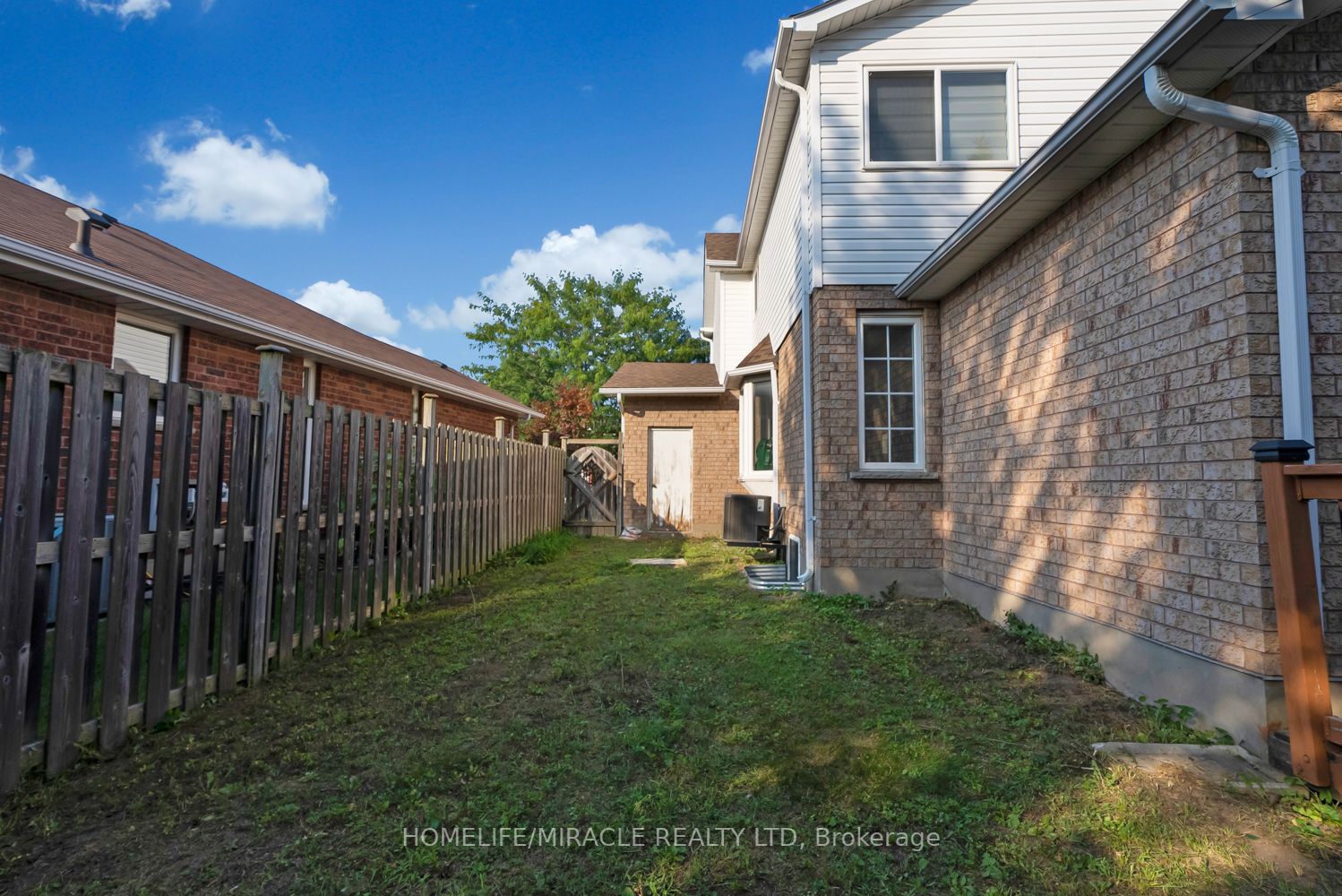 1657 Erindale Cres