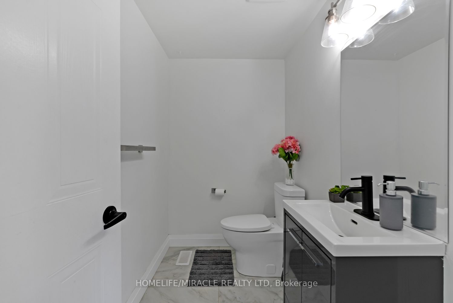 1657 Erindale Cres