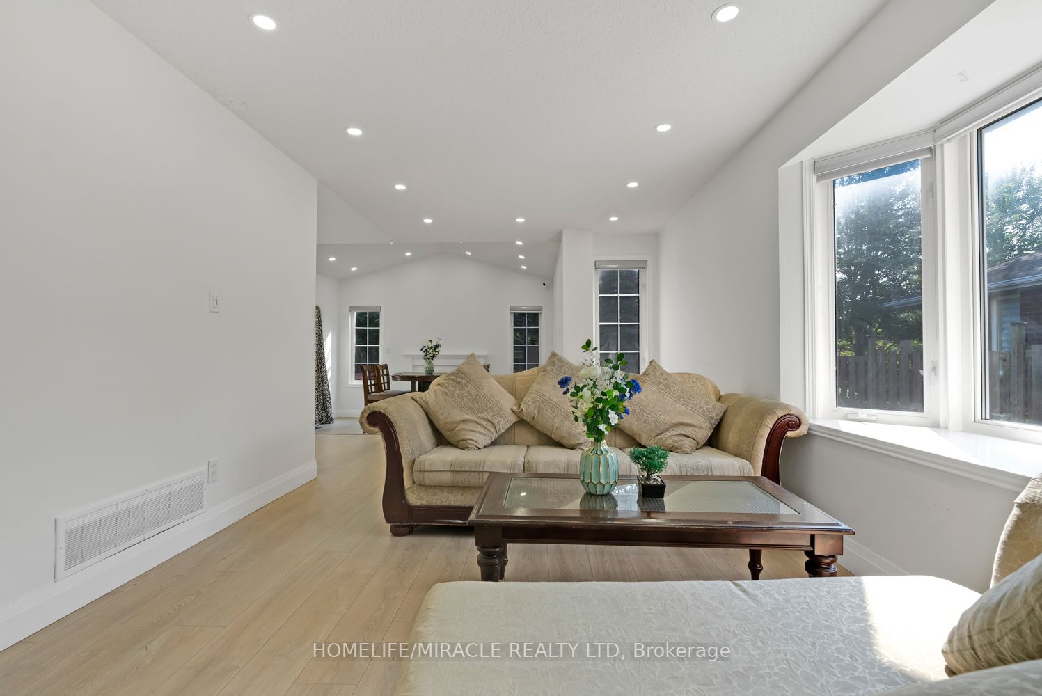 1657 Erindale Cres