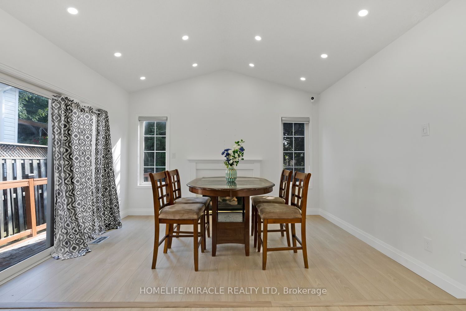 1657 Erindale Cres