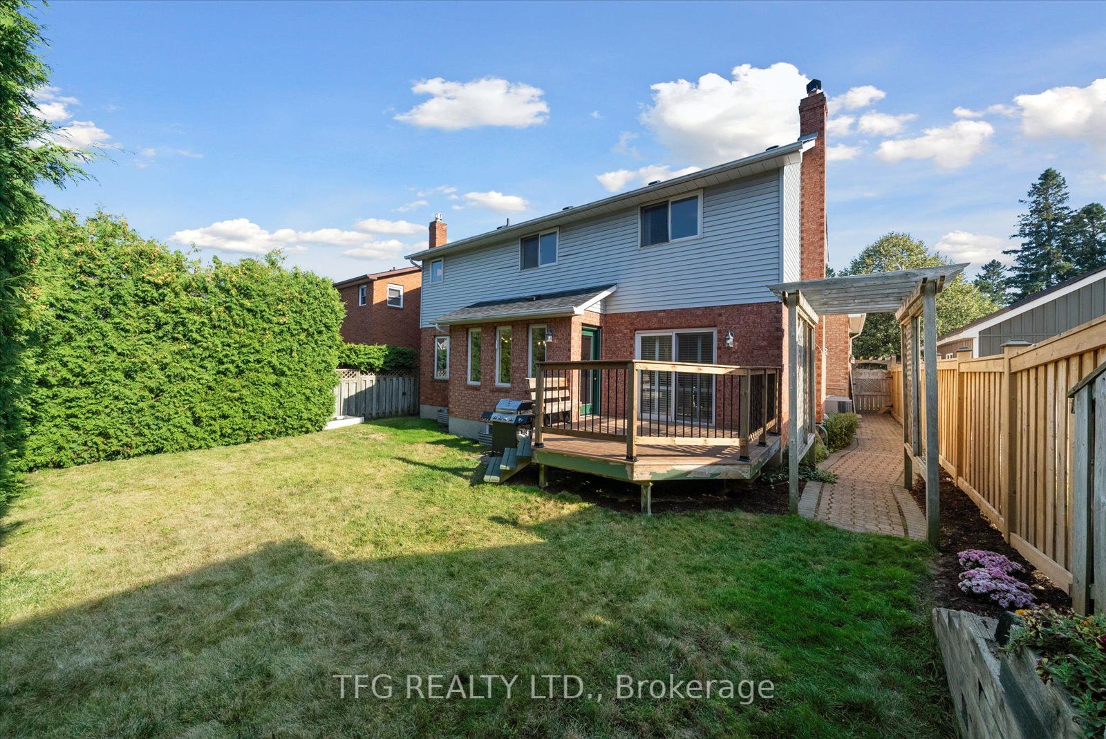 8 Kingswood Dr