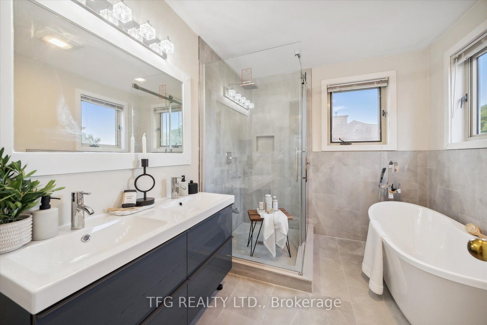 8 Kingswood Dr