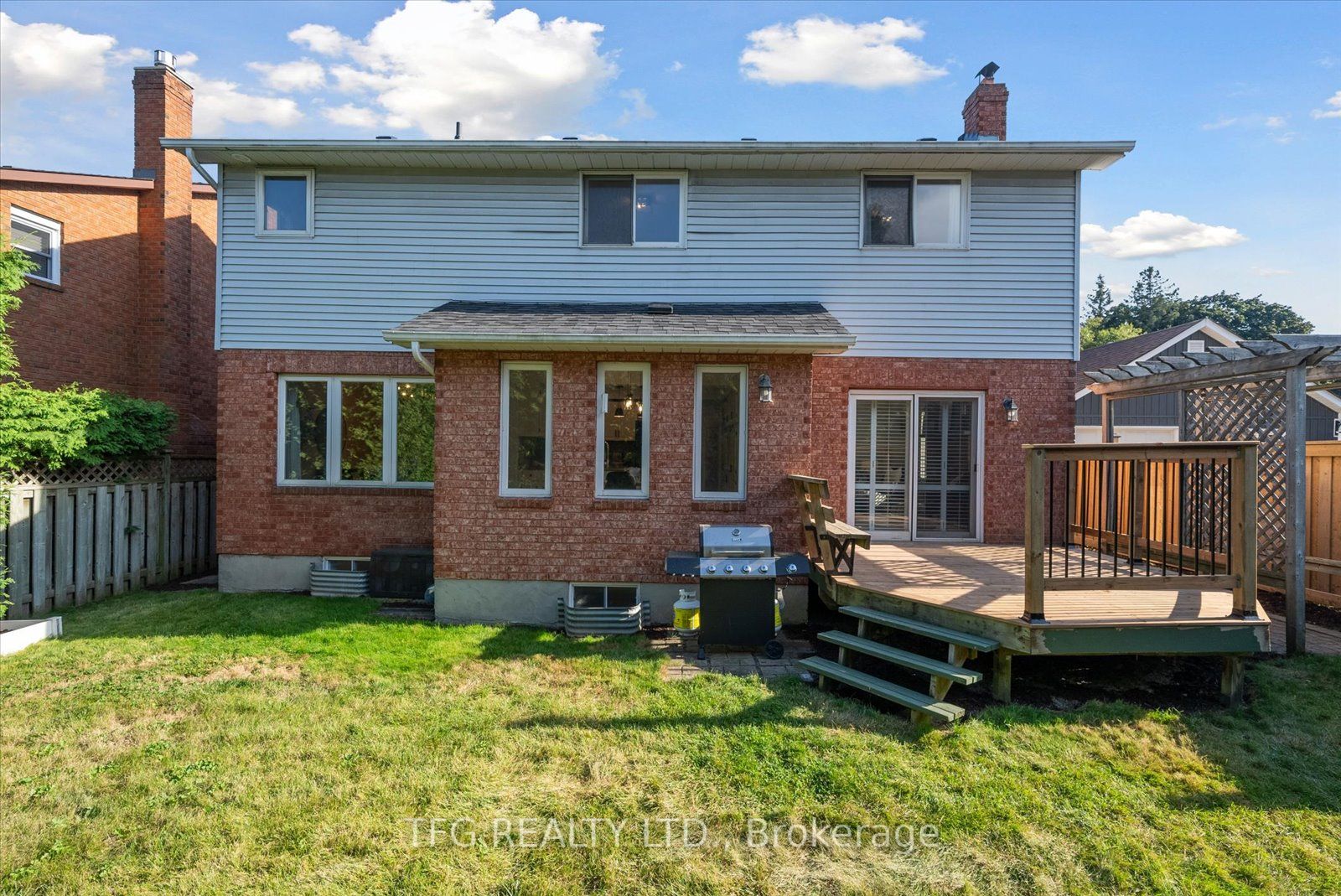 8 Kingswood Dr