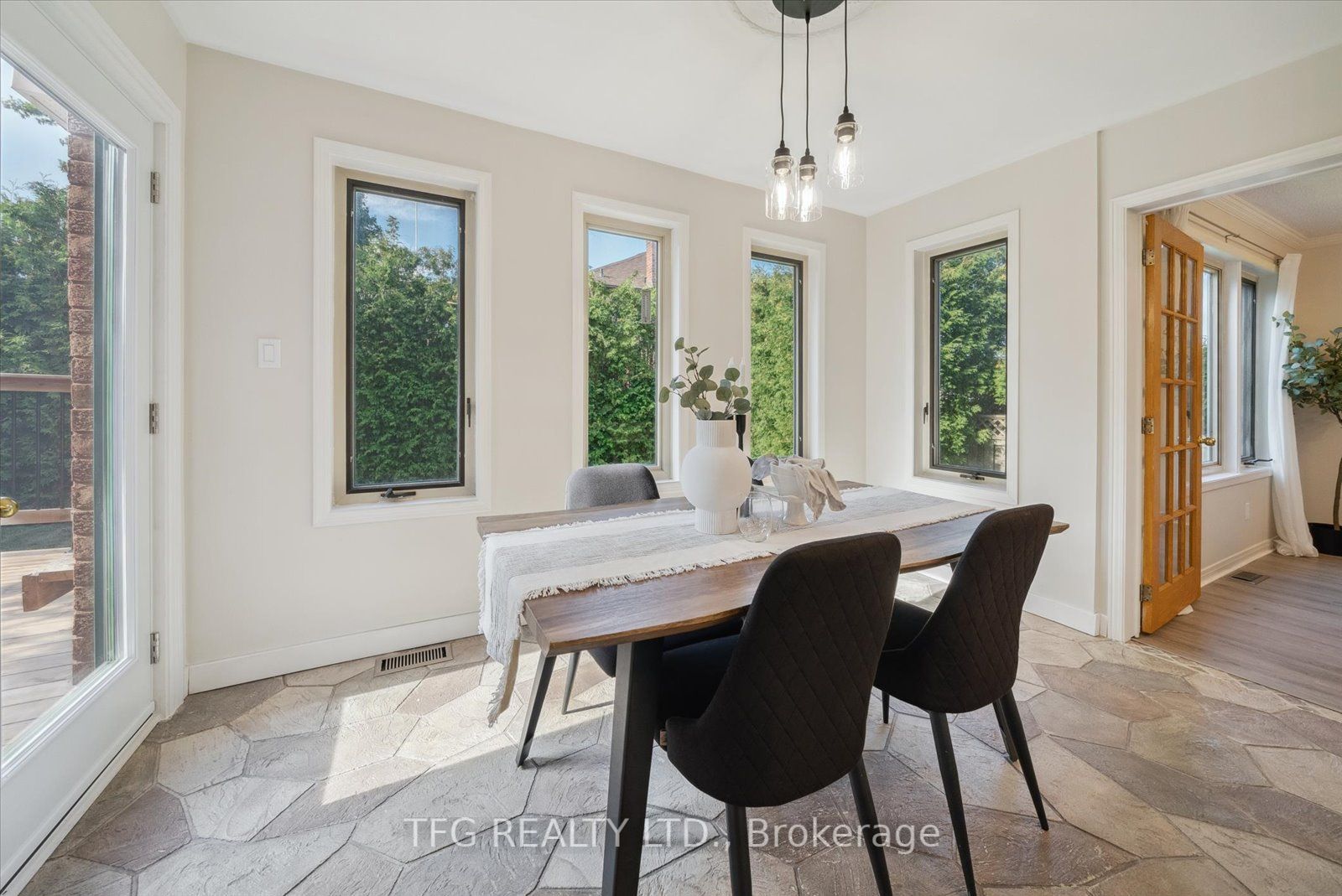 8 Kingswood Dr