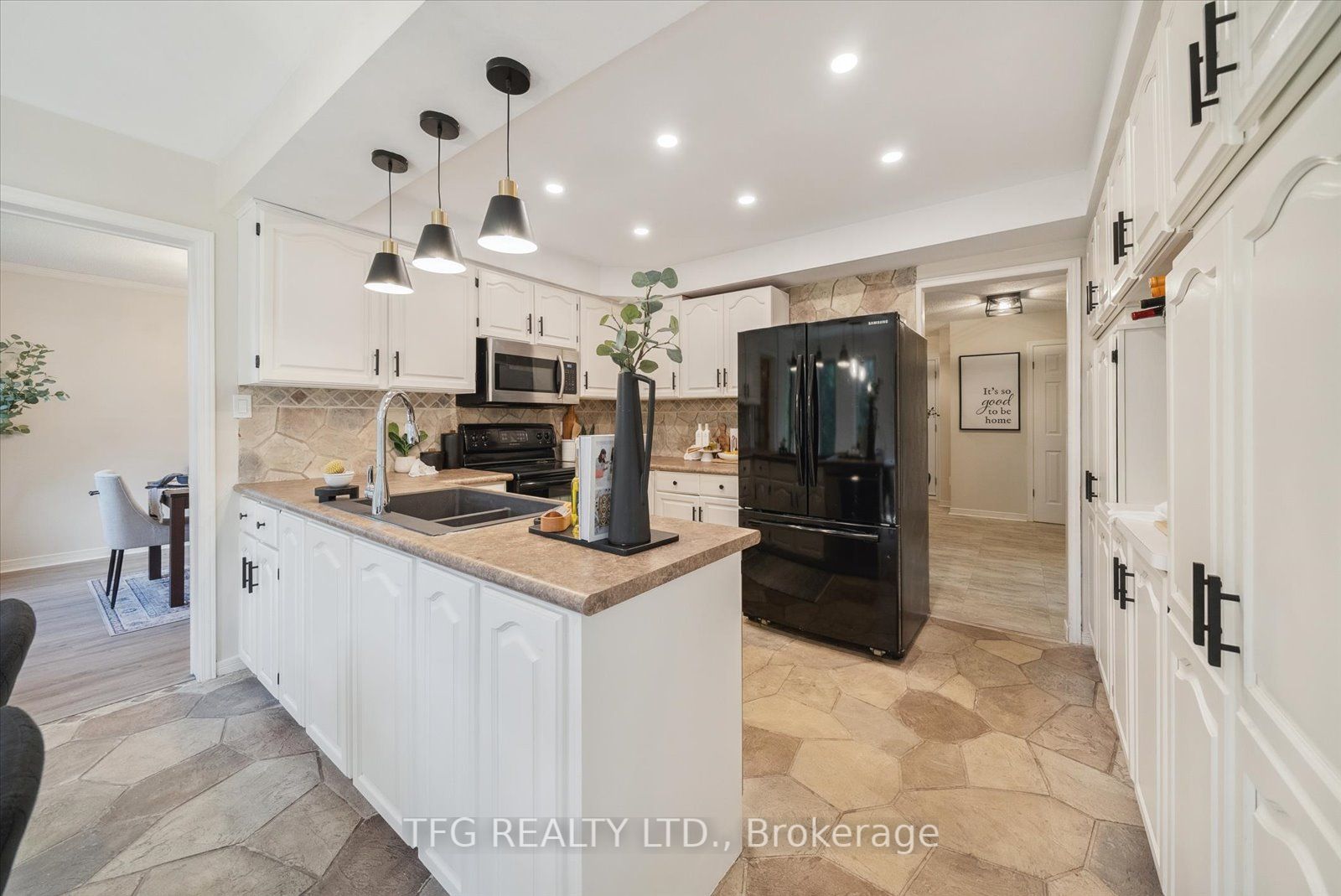 8 Kingswood Dr