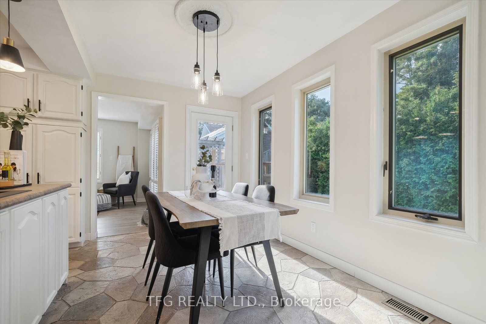 8 Kingswood Dr