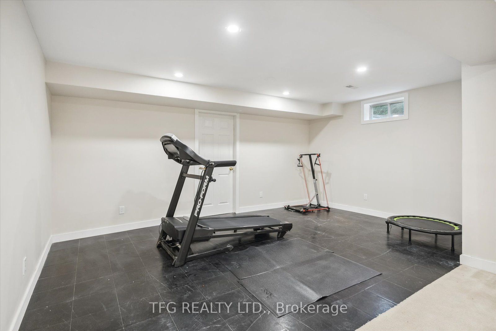 8 Kingswood Dr