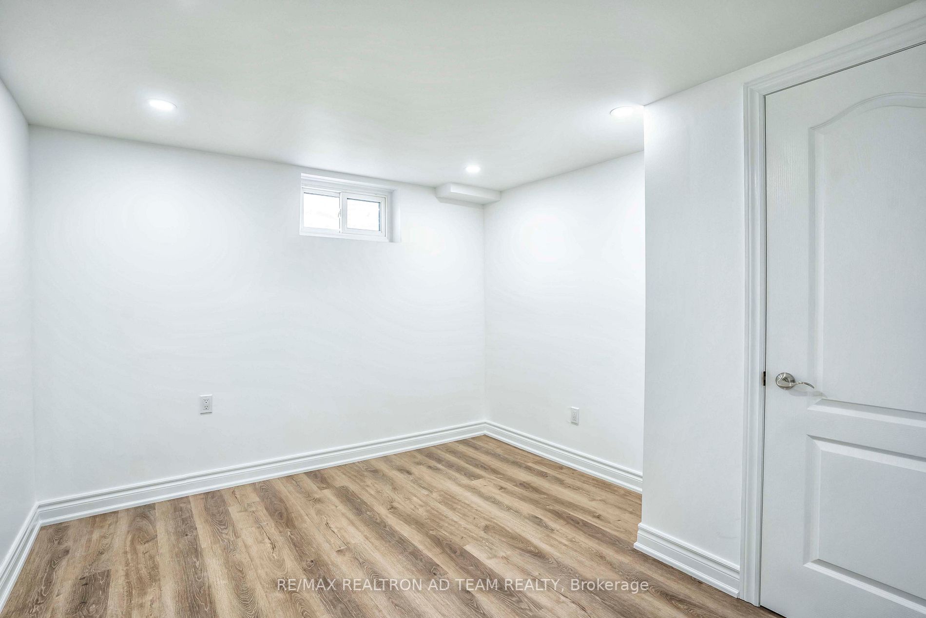 24 Woodhouse Crescent