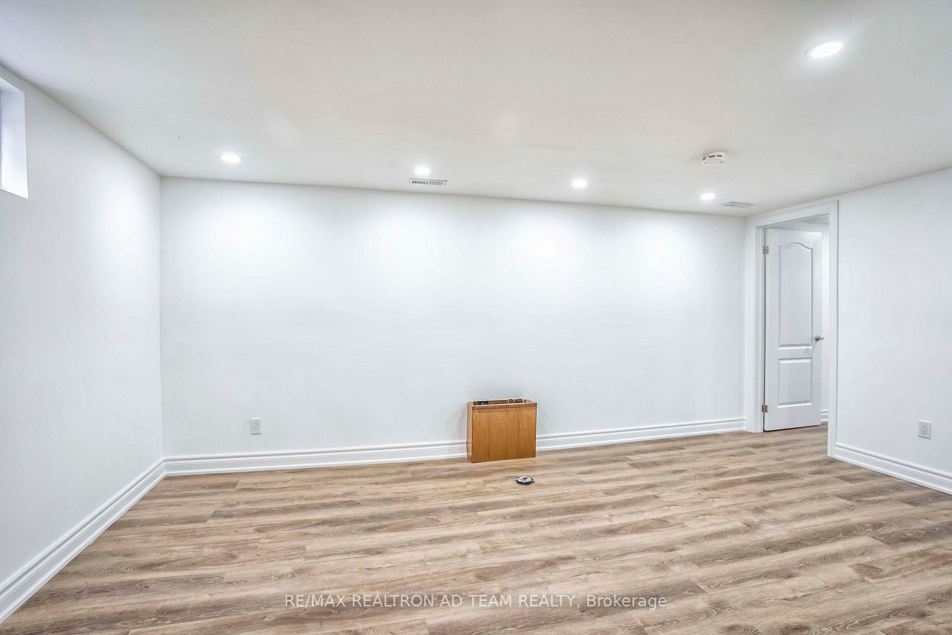 24 Woodhouse Crescent