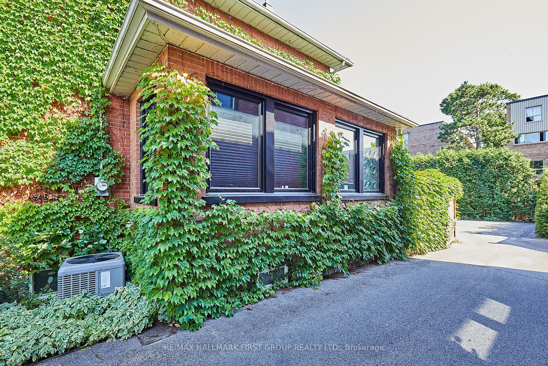 131 Brock St E