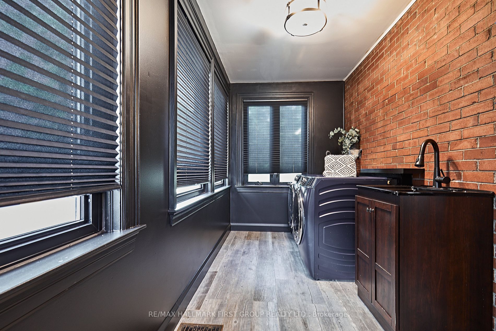 131 Brock St E