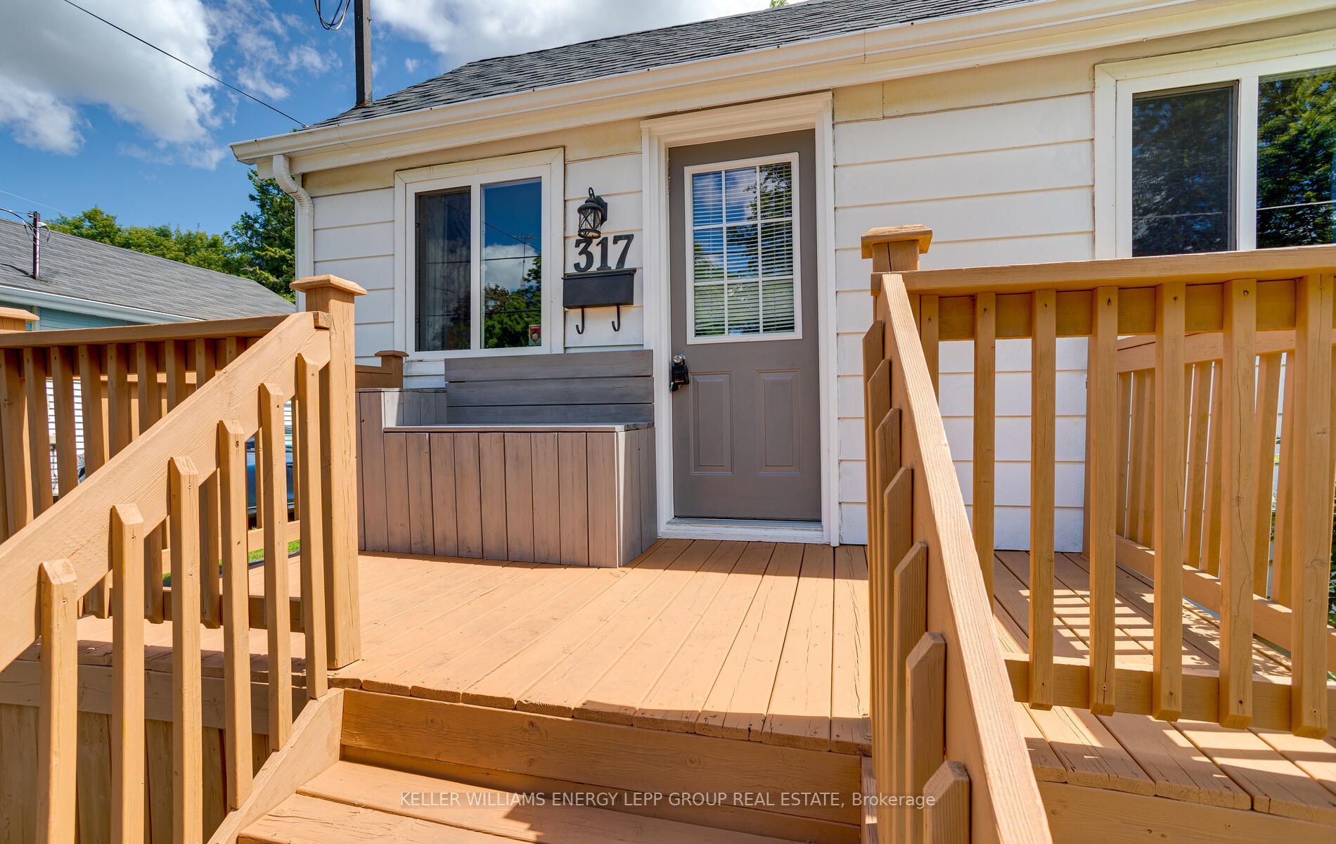 317 Oshawa Boulevard S