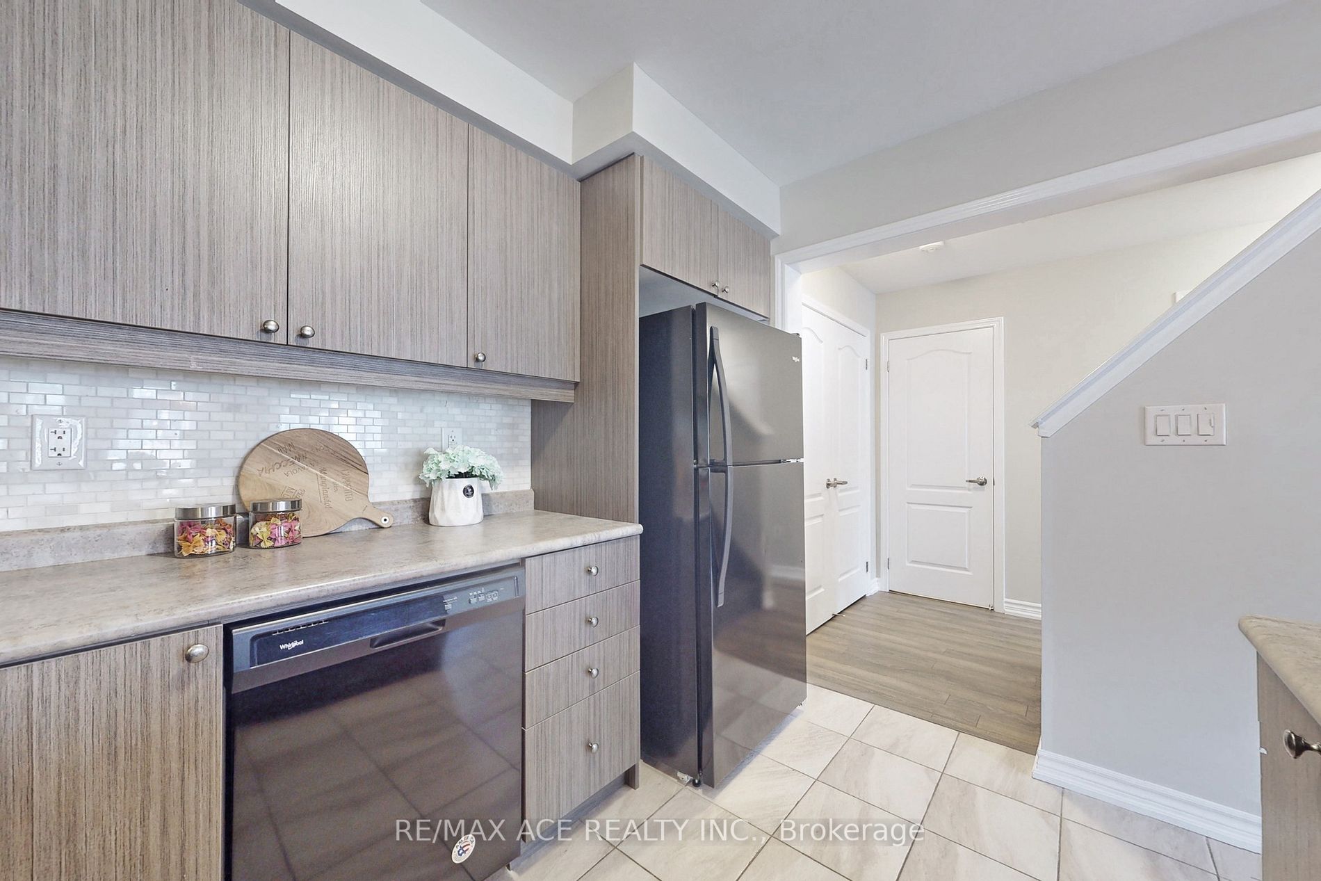 8 Goldeye St