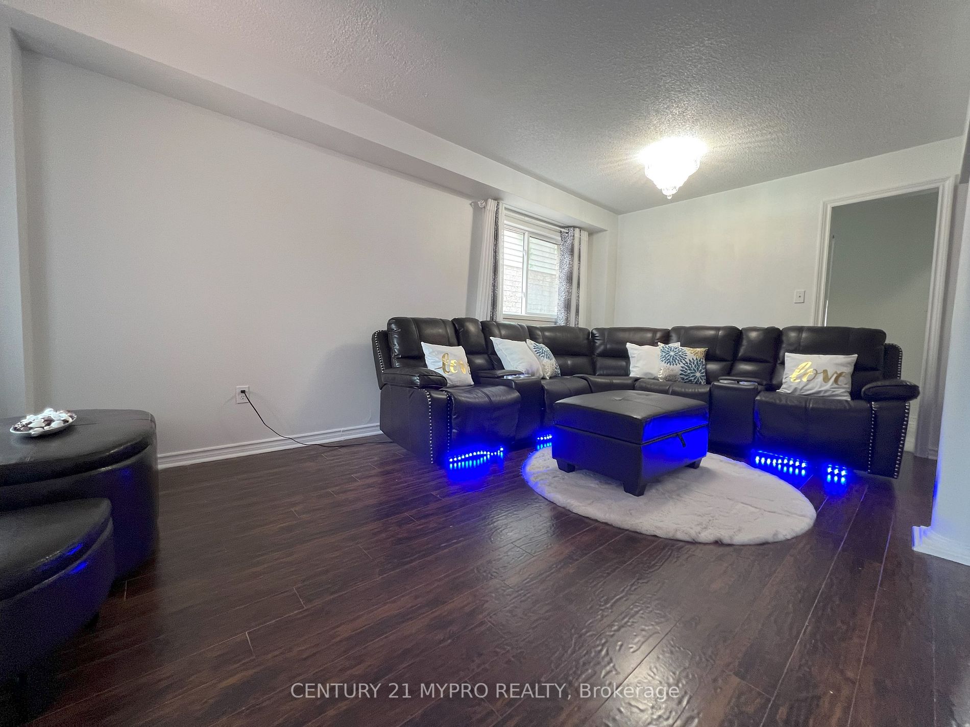 35 Lax Ave