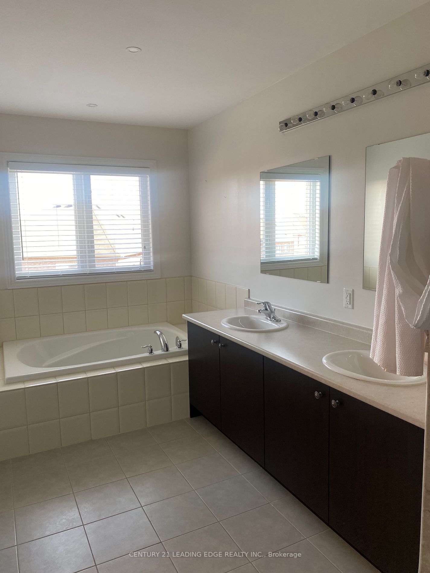 25 Keith-Wright Cres
