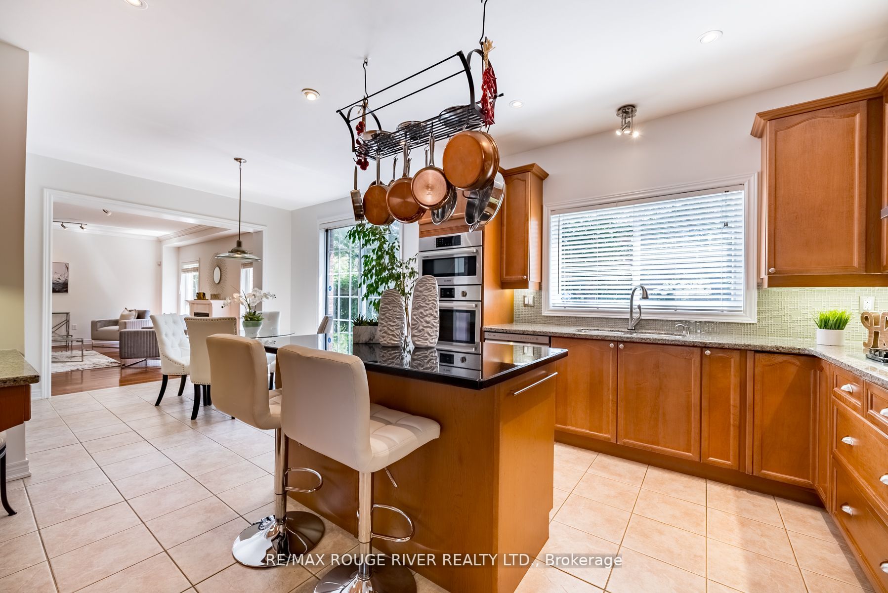 76 Montebello Cres