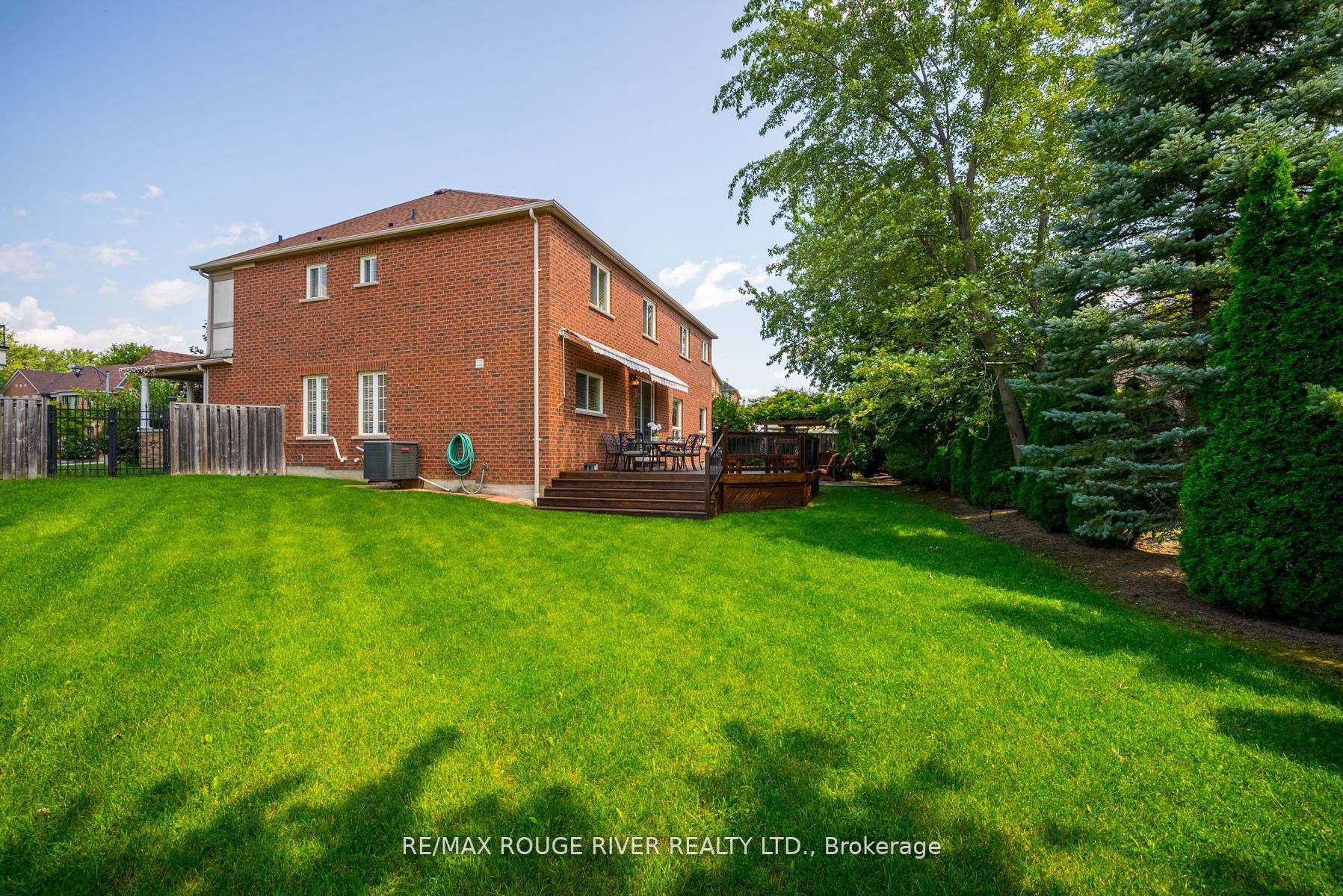 76 Montebello Cres