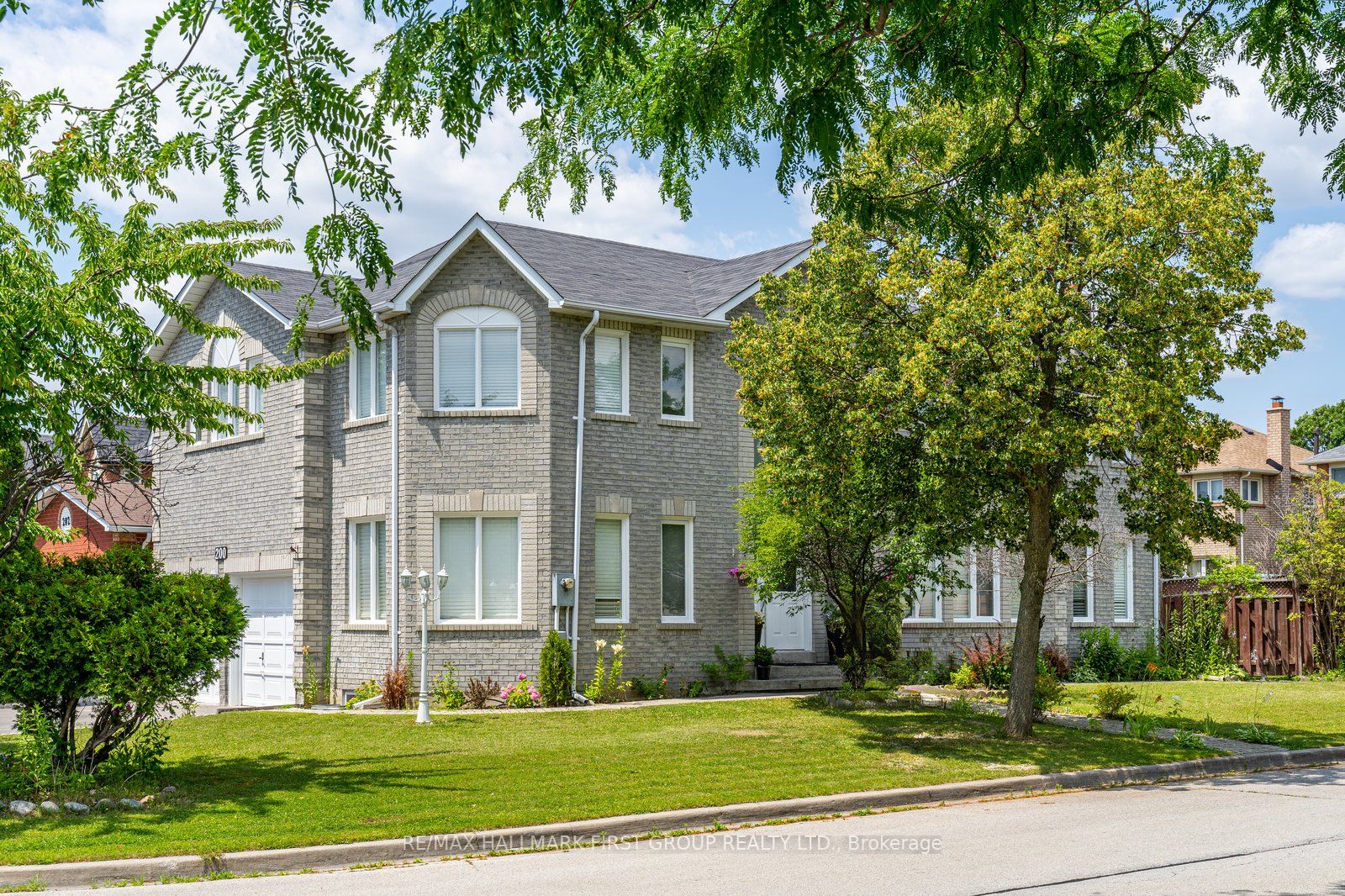 200 Mossbrook Sq
