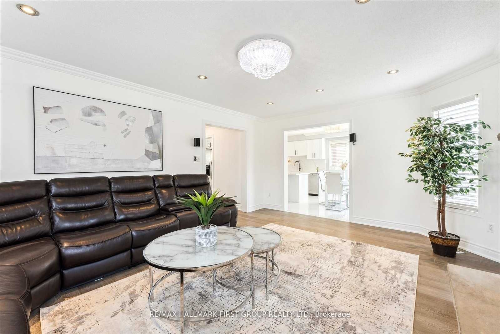 200 Mossbrook Sq