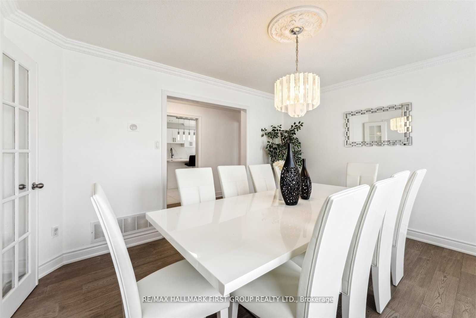 200 Mossbrook Sq