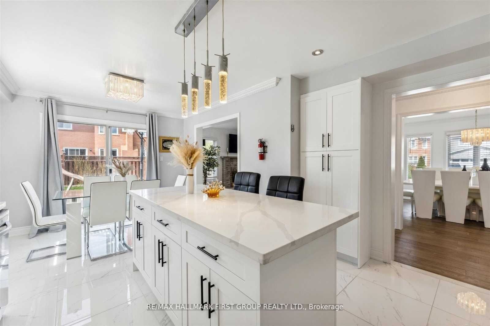 200 Mossbrook Sq