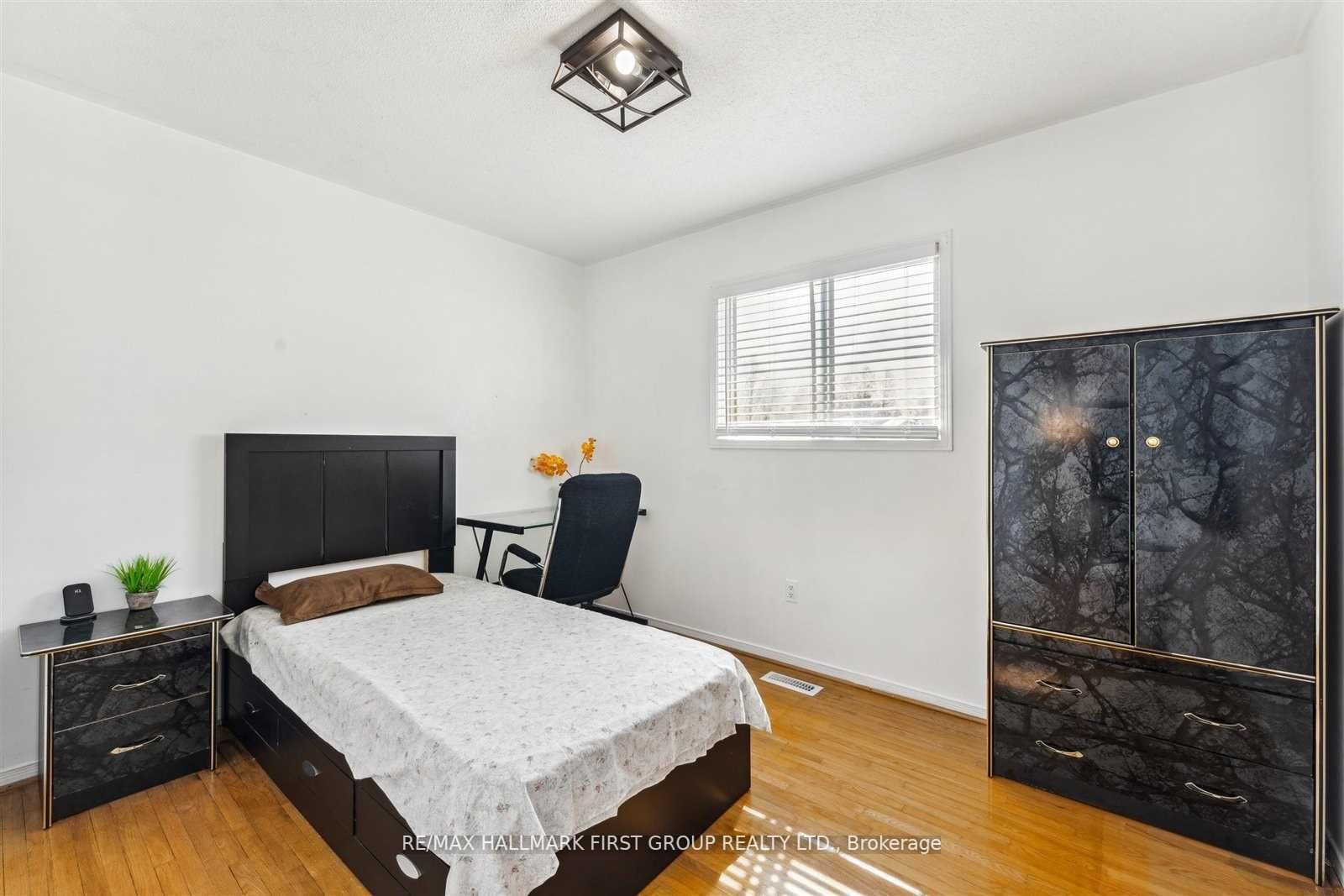 200 Mossbrook Sq