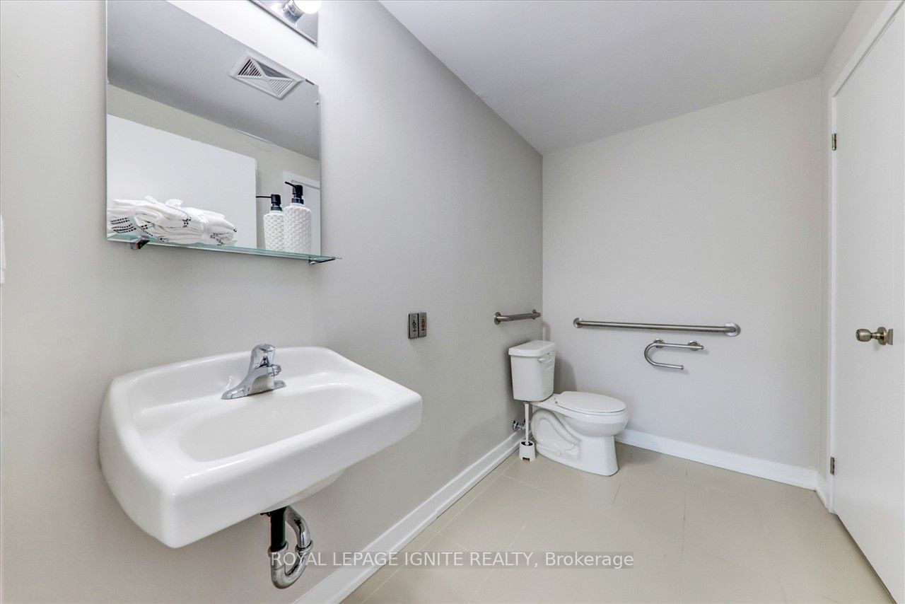 1800 Simcoe St N, #218
