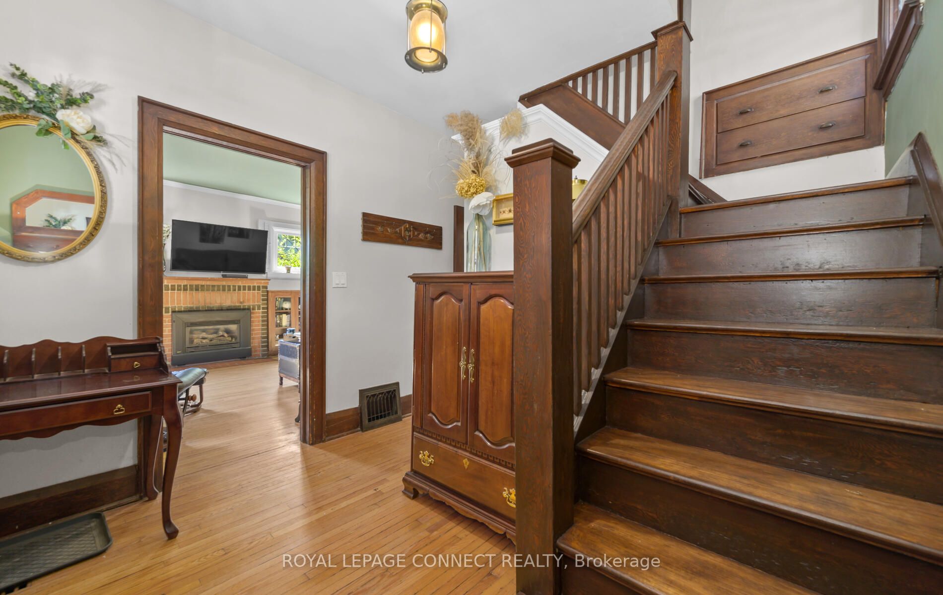 38 Scugog St