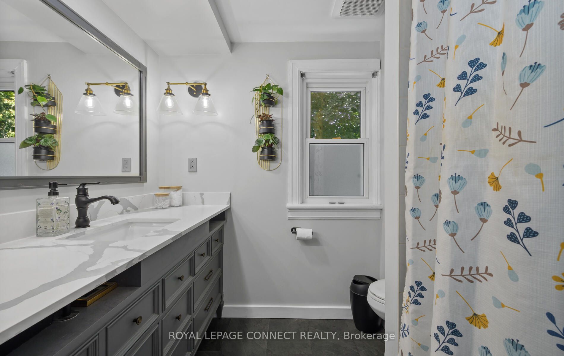 38 Scugog St