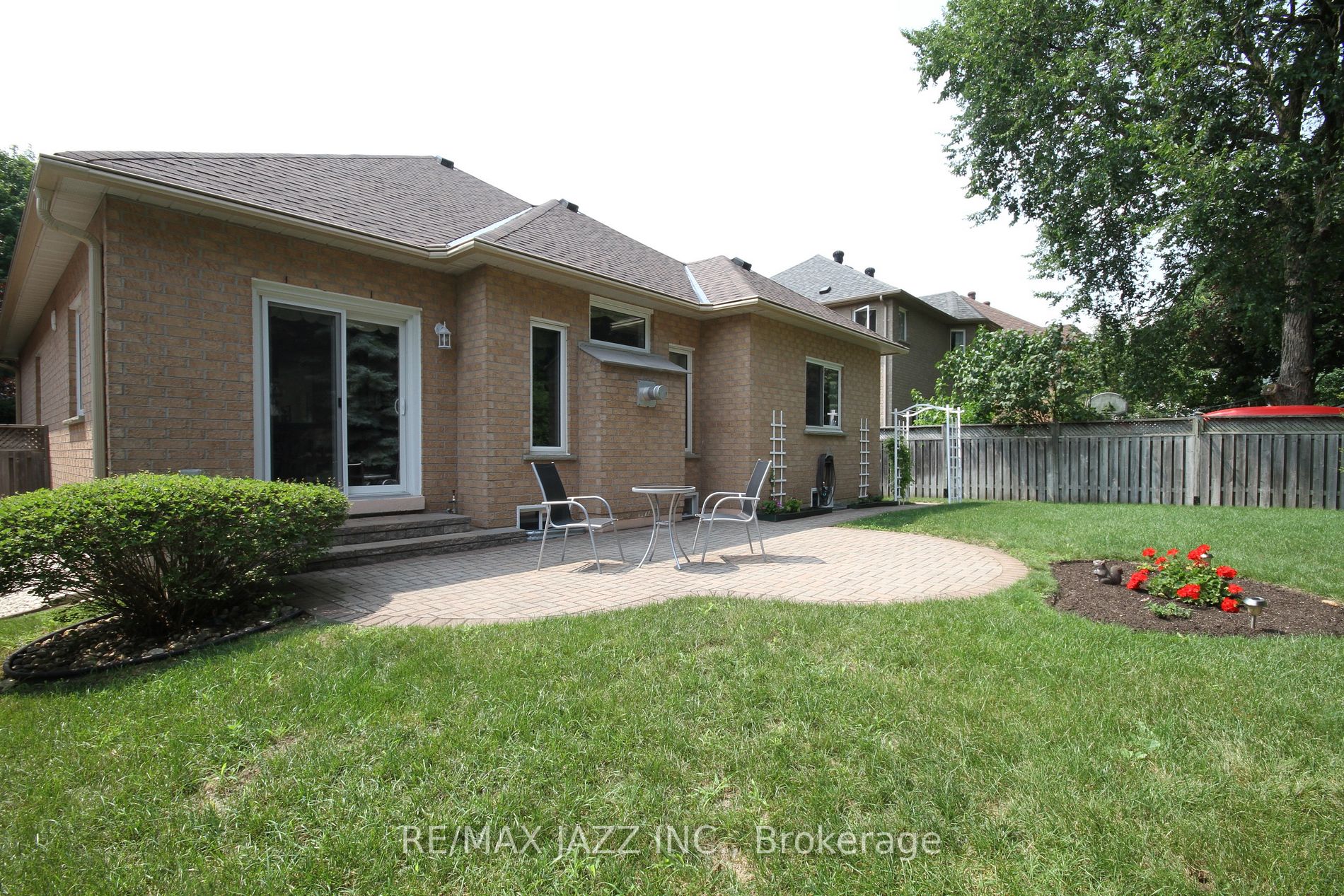 121 Whitburn St