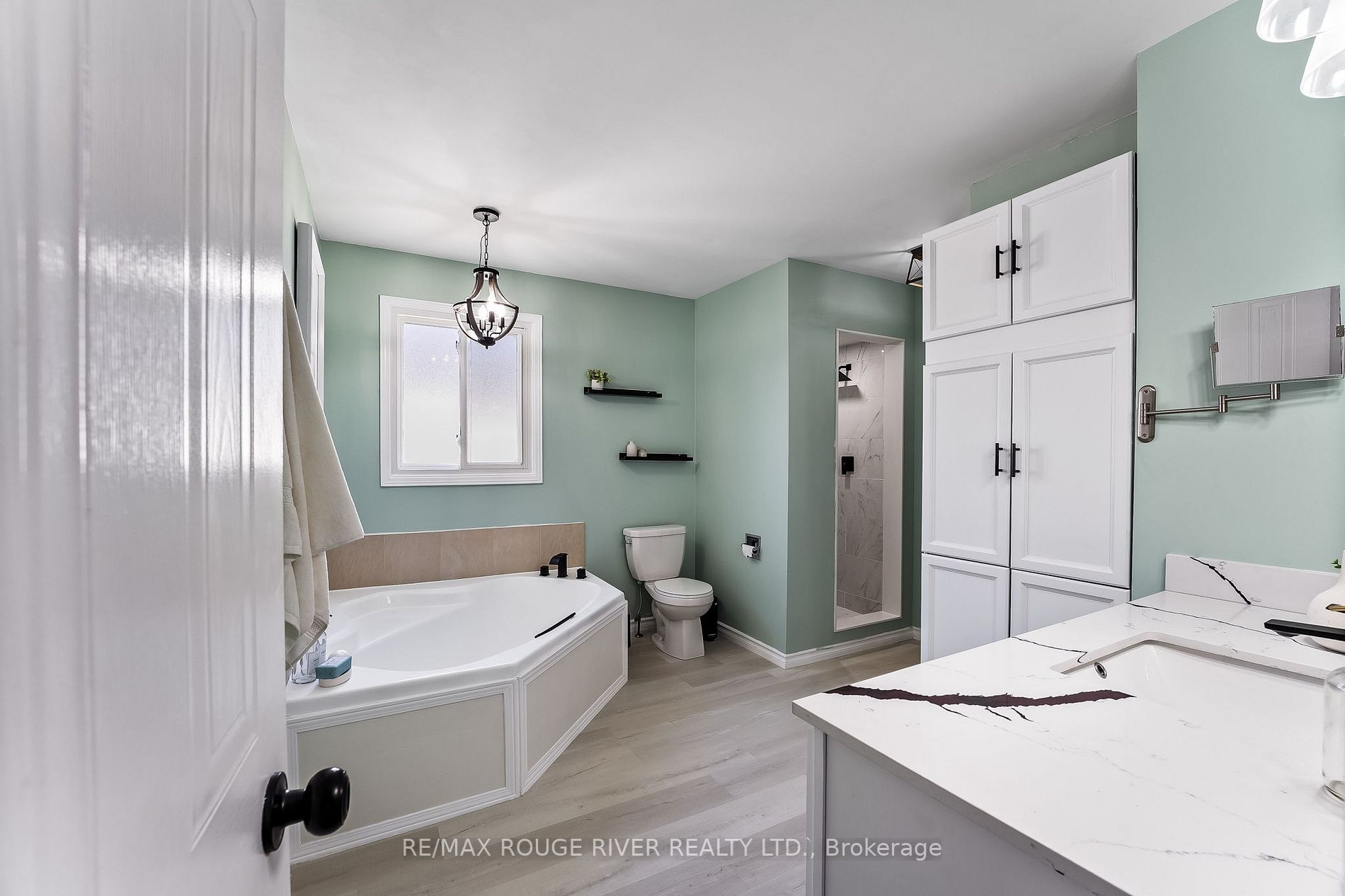 2 Lyndale Cres