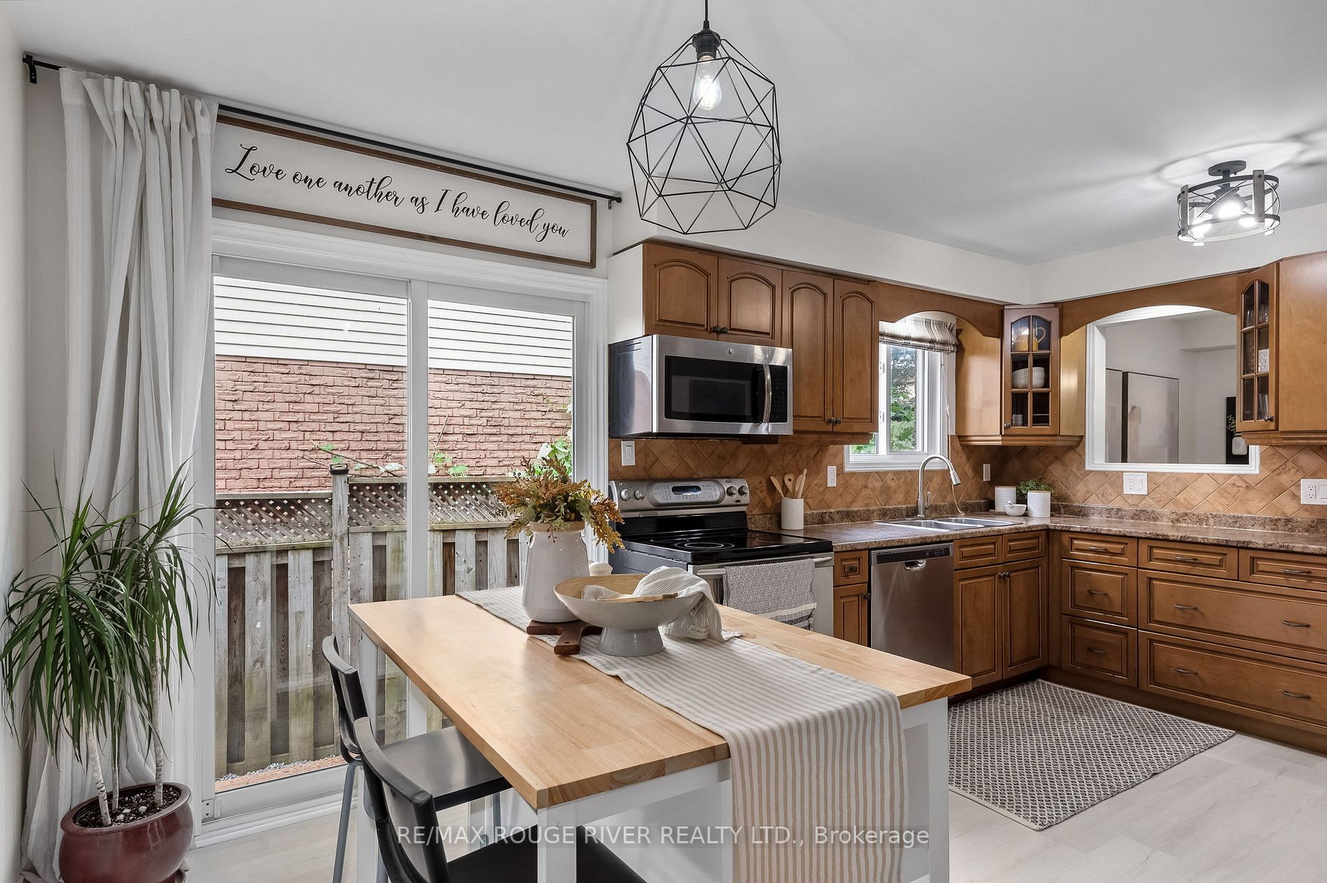 2 Lyndale Cres