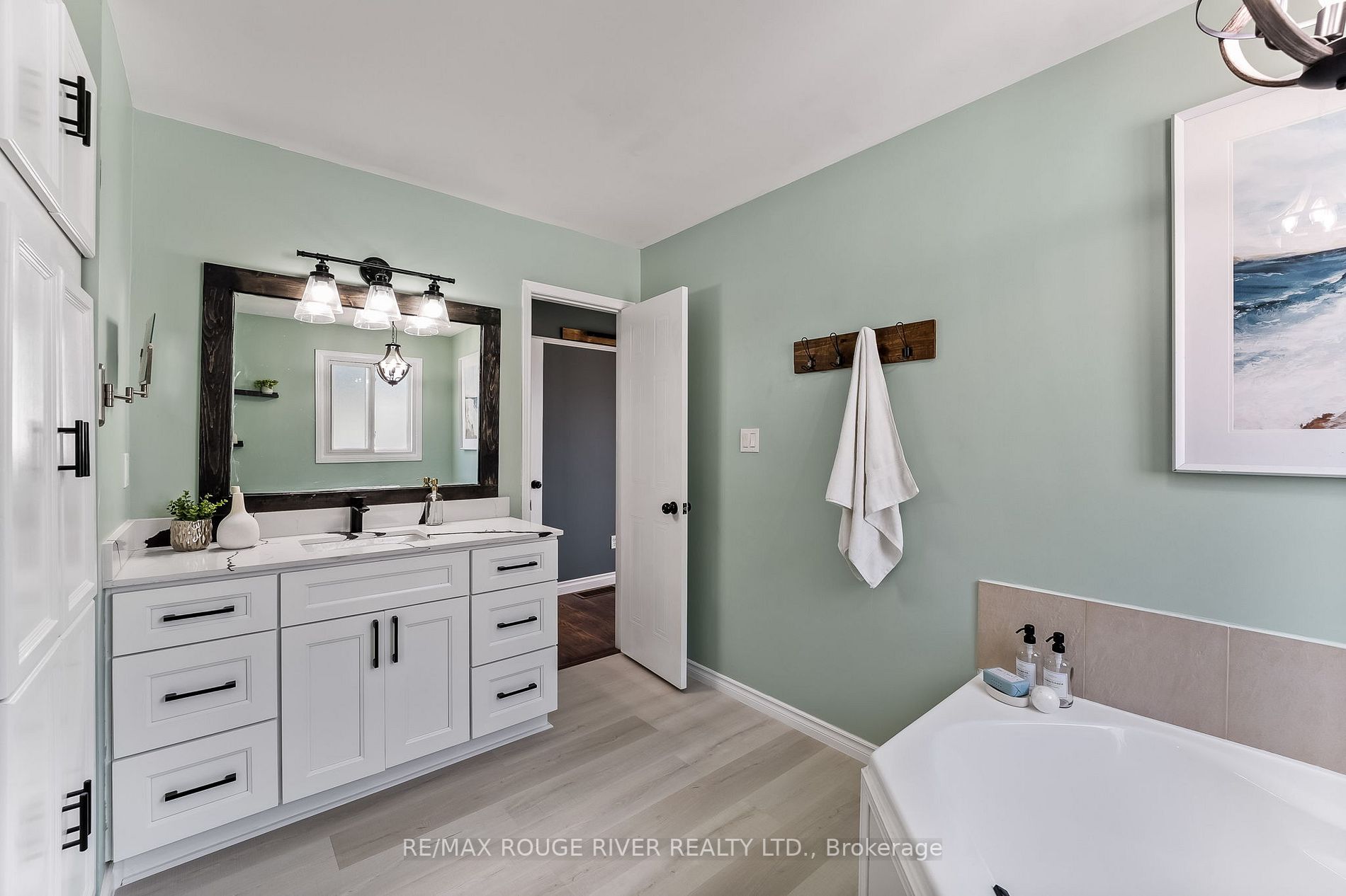 2 Lyndale Cres