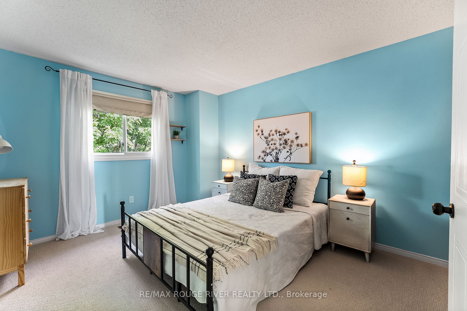 2 Lyndale Cres
